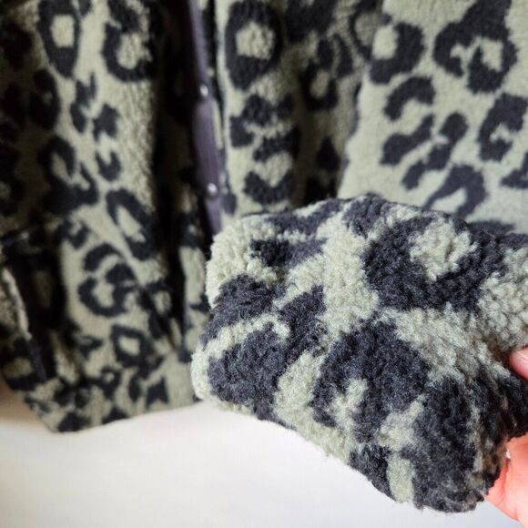 EUC OLD NAVY SHERPA ANIMAL PRINT MOCK NECK BUTTONED SWEATER SIZE XL - Picture 5 of 13